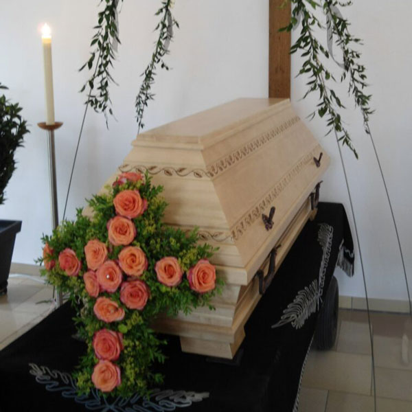 Sargaufbahrung mit Rosenkreuz