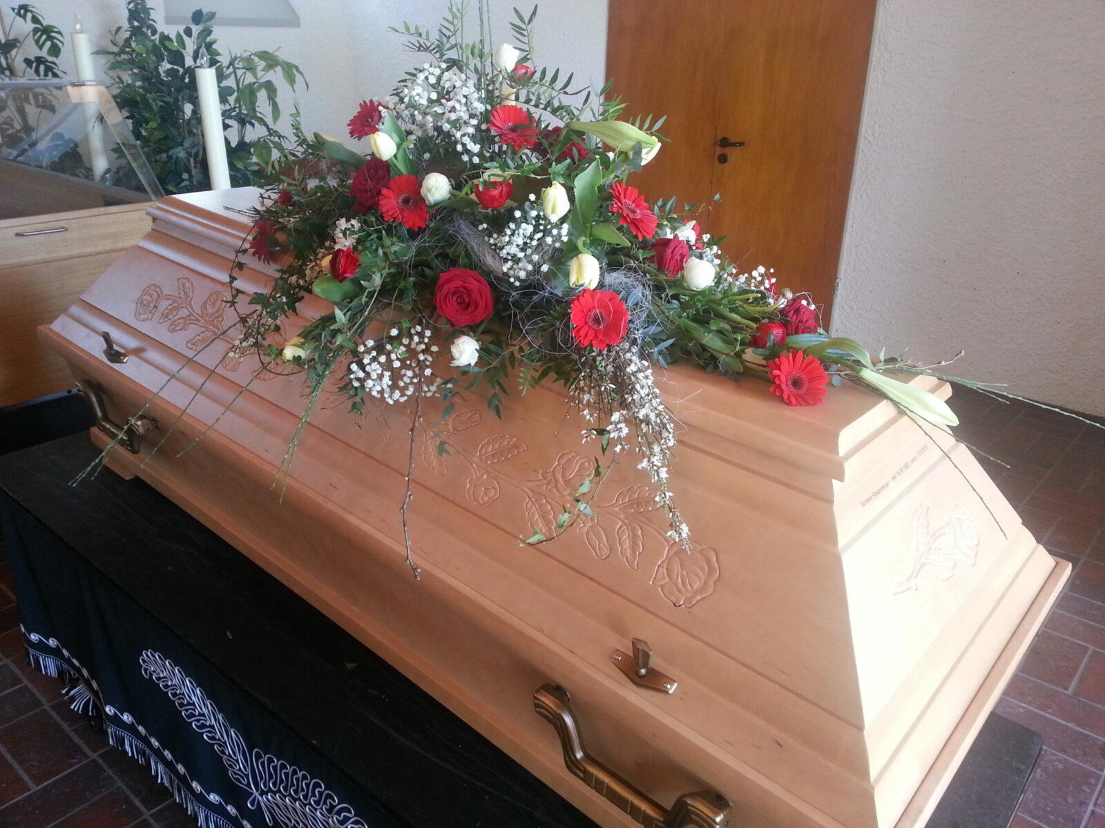 Pappelsarg Rose mit Sargbuket