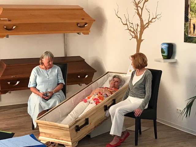Filmszene-im-Bestattungsinstitut-Rose-Schongau