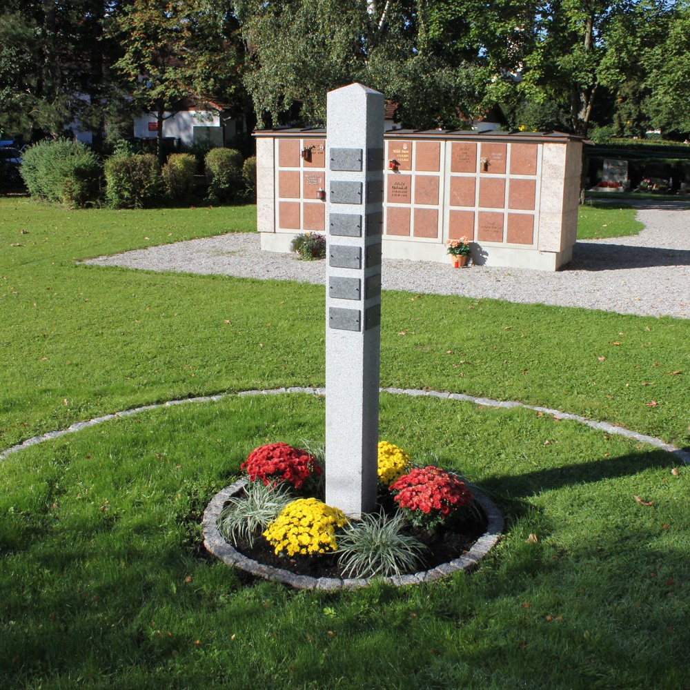 Bestattungsinstitut Rose Urnenstehle Friedhof St. Johann, Peißenberg